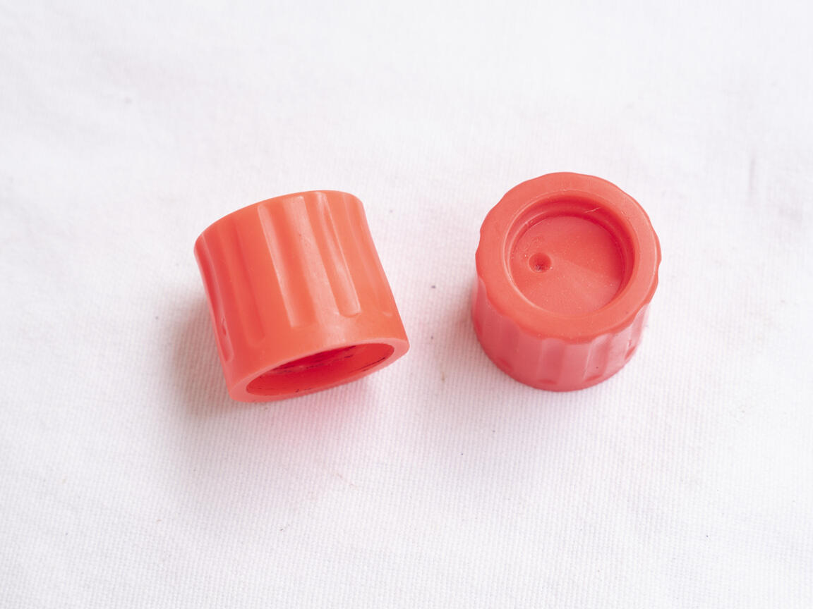 Plastic thread protector for co2 or hpa tank threads