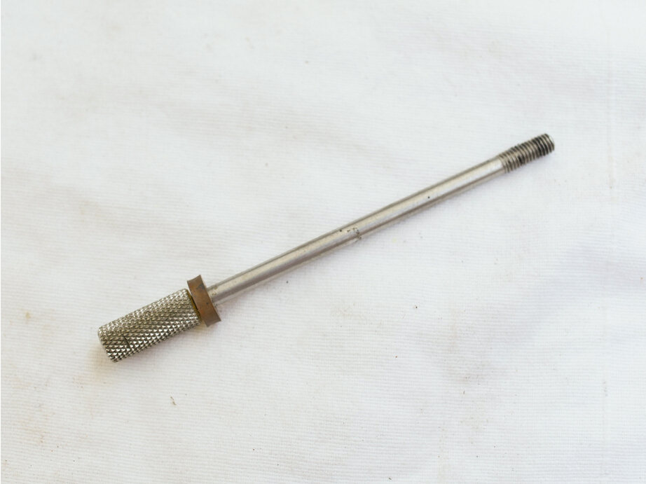 Slim stainless shaft and knurled cocking rod, great shape