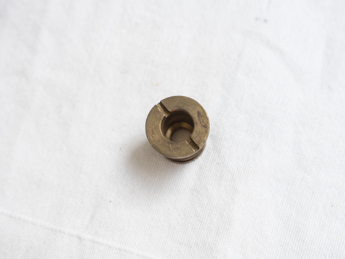 Stingray valve retaining screw
