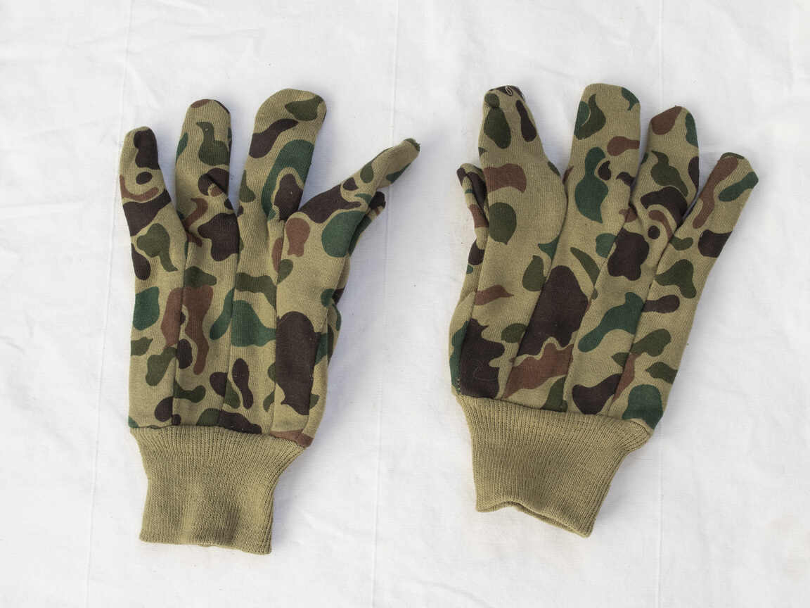 Camo hunting gloves, old but look okay