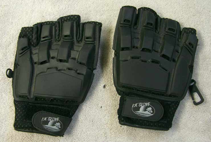 la gloves with armor in black, size medium