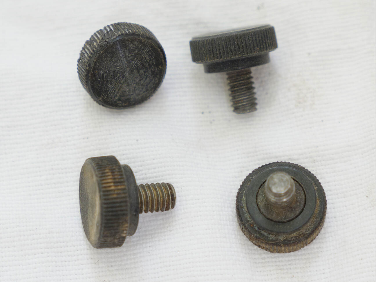 used side body thumb screw to hold in valve body/asa.  Steel screw with plastic cap, 1x screw