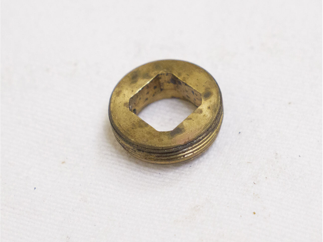 Used good shape sheridan valve retaining screw (brass)
